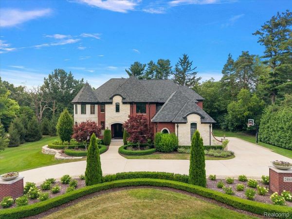 2480 Charnwood Drive, Troy, Mi 48098