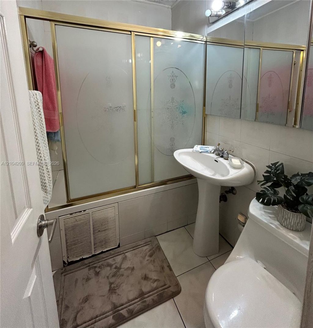 160 W 53rd Ter , Hialeah, FL 33012 Photo
