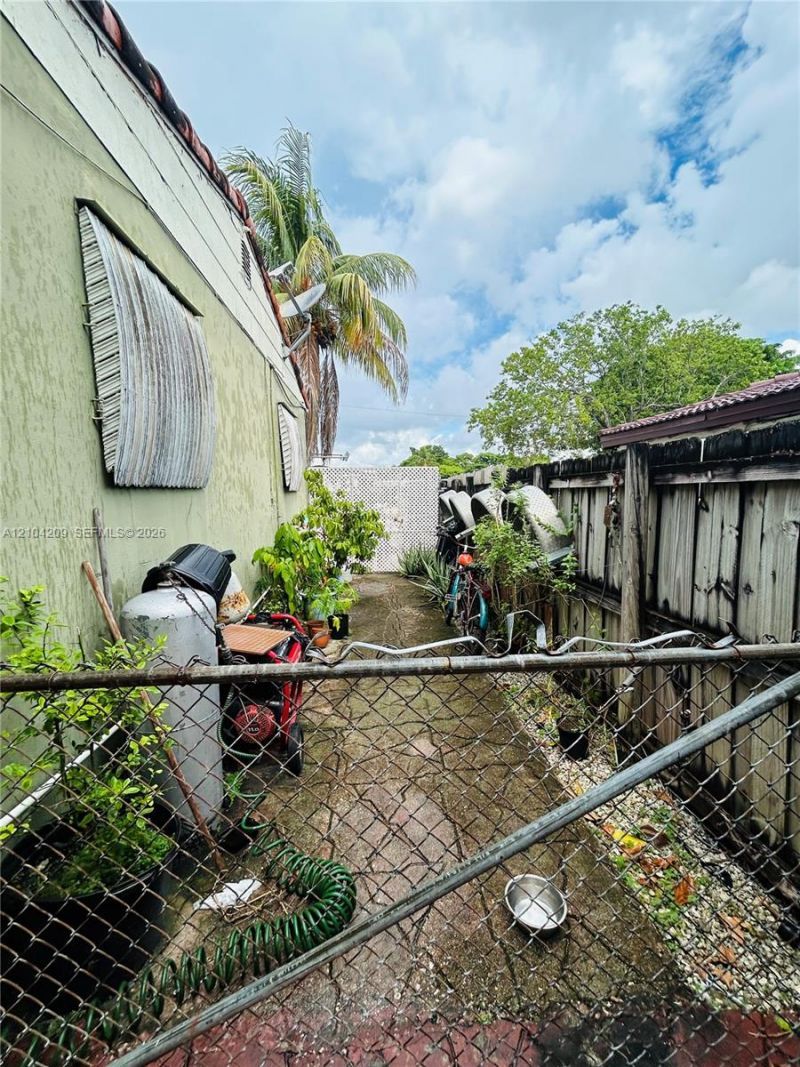 160 W 53rd Ter , Hialeah, FL 33012 Photo
