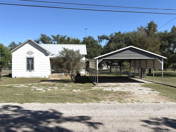162 N Third St, Harper, TX 78631