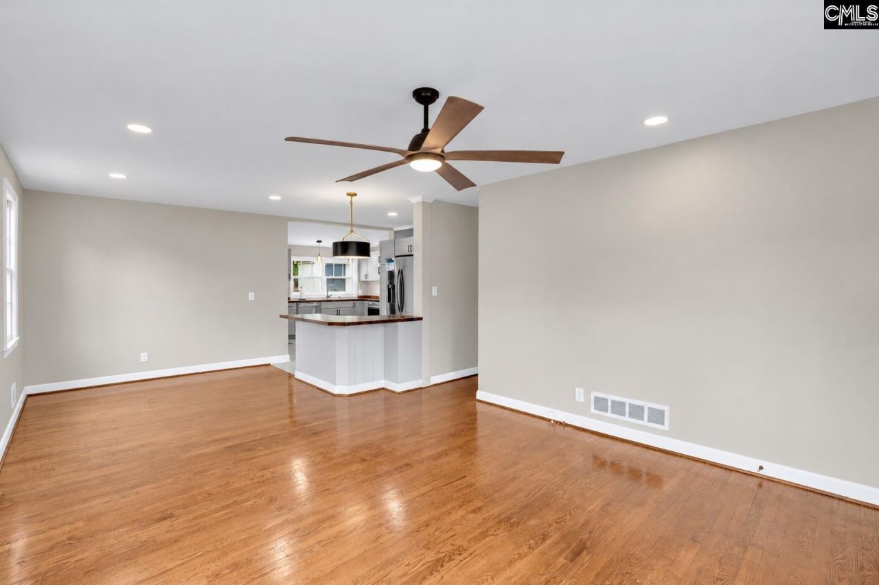 955 Laurie Lane  Photo 6