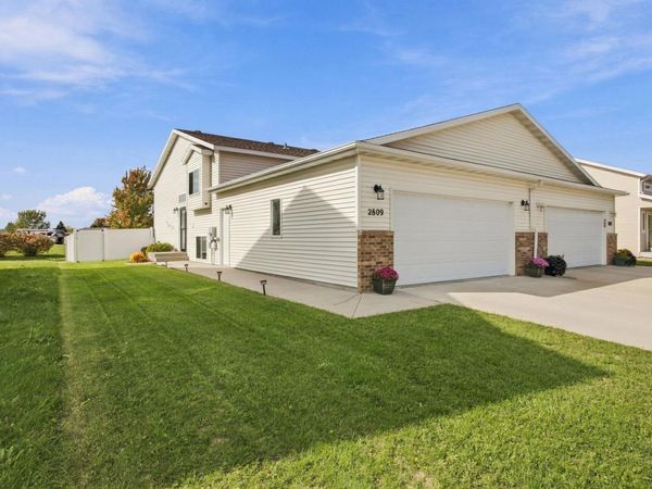 2809 UMBER Court S, Fargo, ND 58104