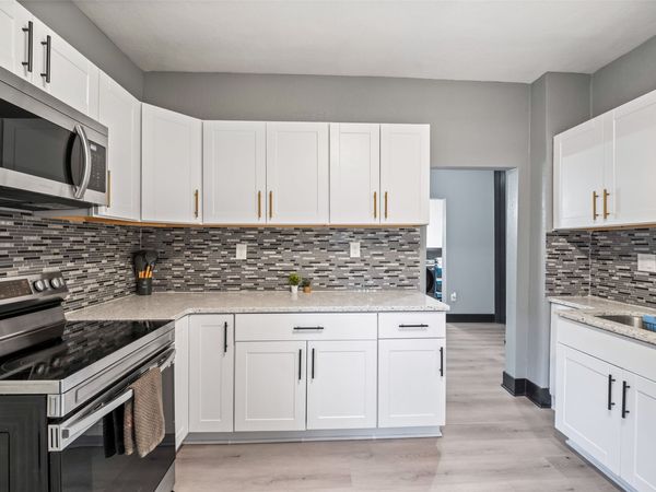 2210 E Walnut Street, Des Moines, IA 50317
