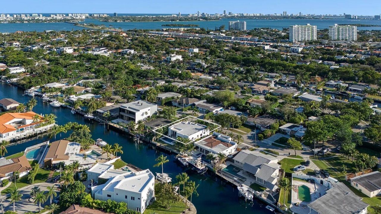 1905 N Hibiscus Drive, North Miami, FL 33181 Photo
