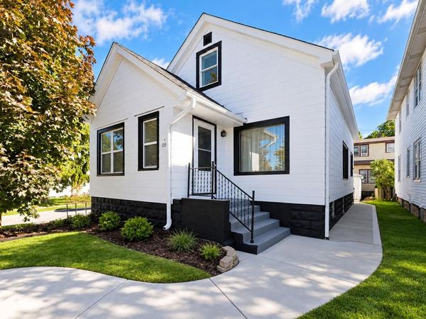 2200 S 89th STREET, West Allis, WI 53227