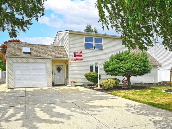 18 Wheelbarrow Lane , Wantagh, NY 11793