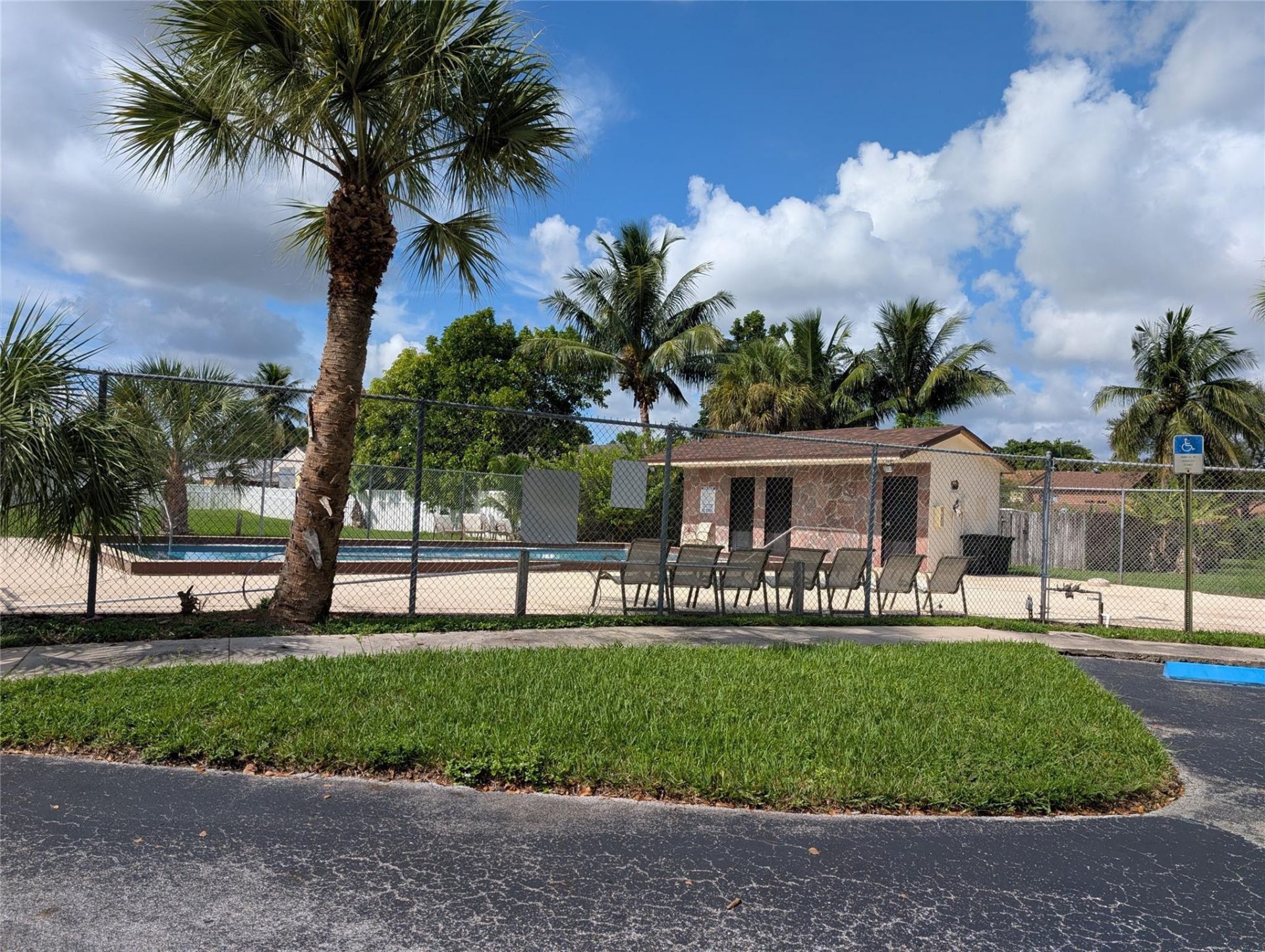 6040 Shaker Wood Circle, Tamarac, FL 33319 Photo