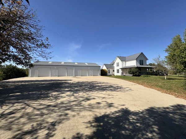 211 1st St N, Moville, IA 51039