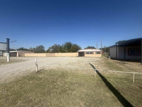 705 E Chicago Avenue, Yale, OK 74085