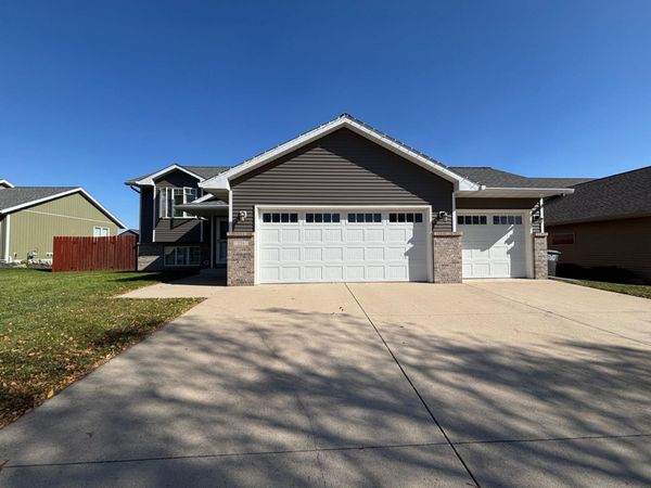 224 Creekside Drive , Eagle Lake, MN 56024