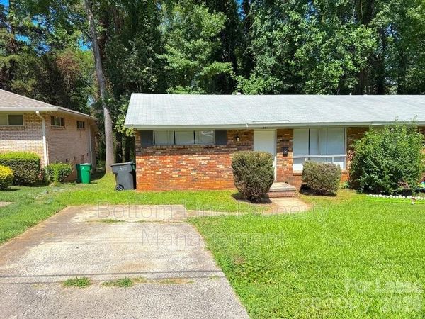 561 Blendwood Drive , Charlotte, NC 28215