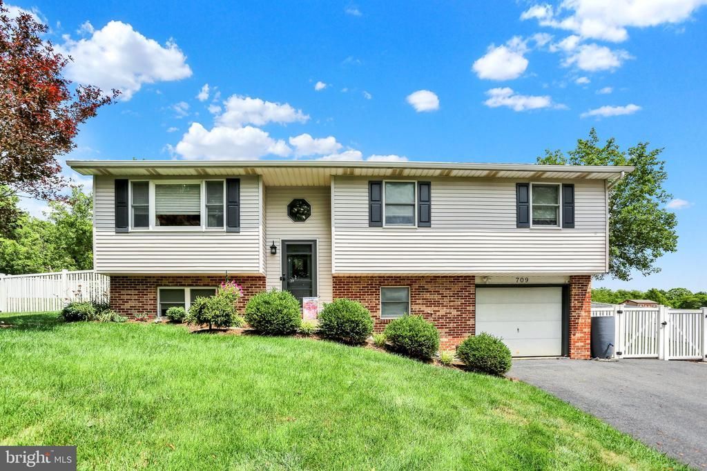 709 CANAL ROAD, WOMELSDORF, PA 19567