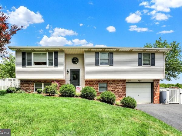 709 CANAL ROAD, WOMELSDORF, PA 19567