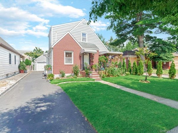 1517 Falmouth Avenue , New Hyde Park, NY 11040