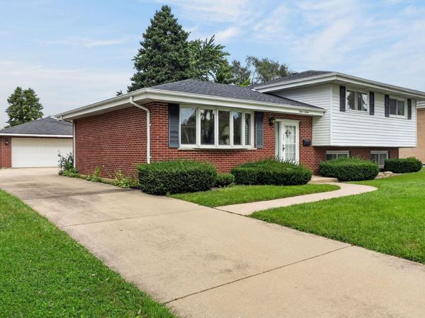 1520 W Holtz Avenue , Addison, IL 60101