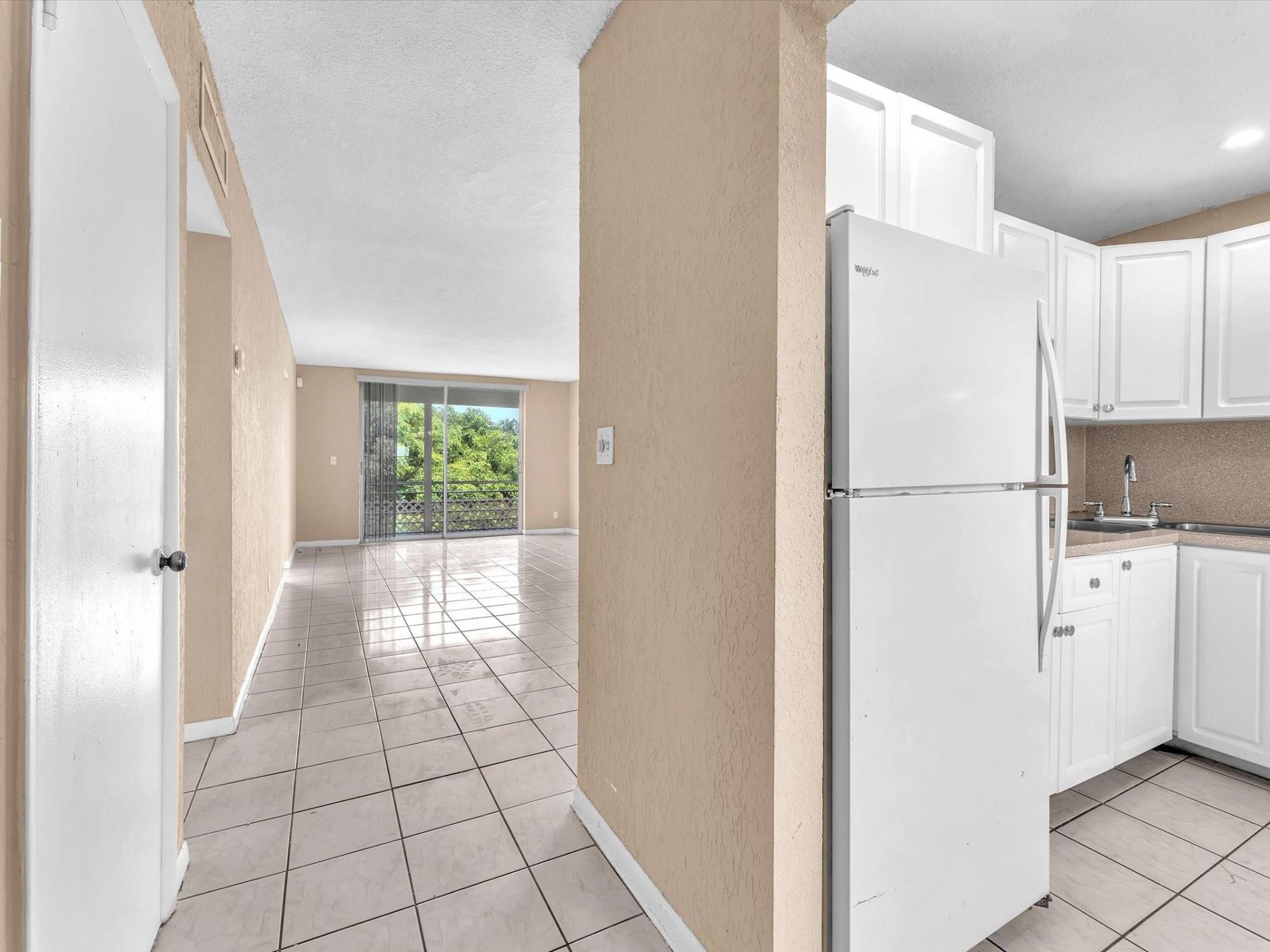 5275 NW 10th Court, Unit 401, Plantation, FL 33313 Photo