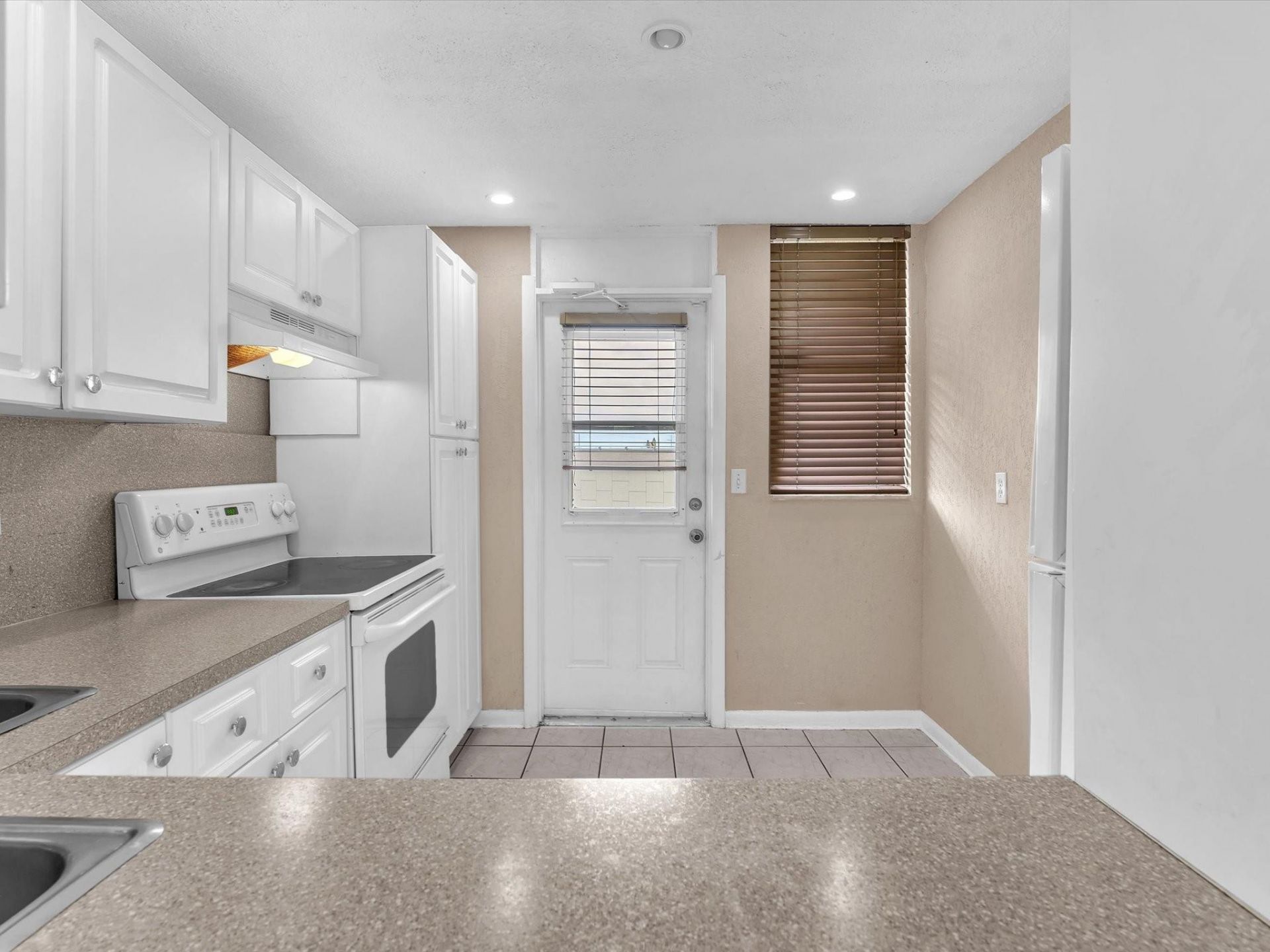 5275 NW 10th Court, Unit 401, Plantation, FL 33313 Photo