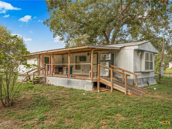 204 Hope Street , Yoakum, TX 77995