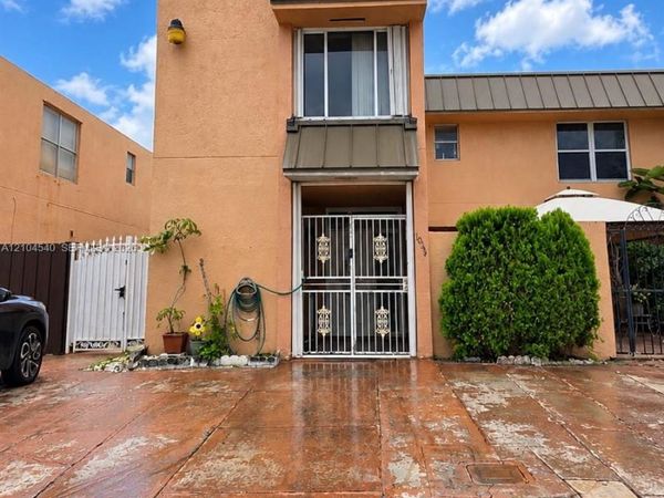 1064 W 42nd St, Unit 9, Hialeah, FL 33012