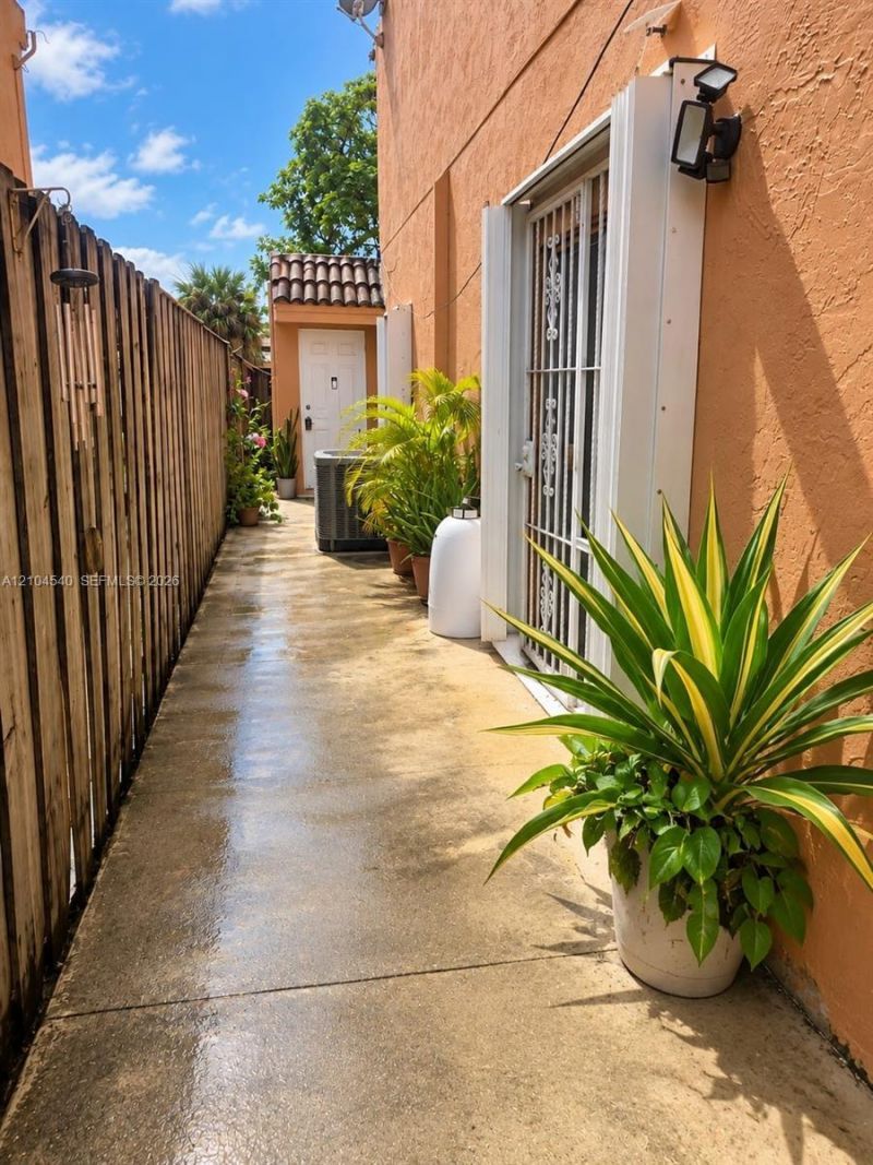 1064 W 42nd St, Unit 9, Hialeah, FL 33012 Photo