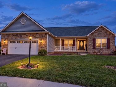16 CLOVER COURT, ABBOTTSTOWN, PA 17301