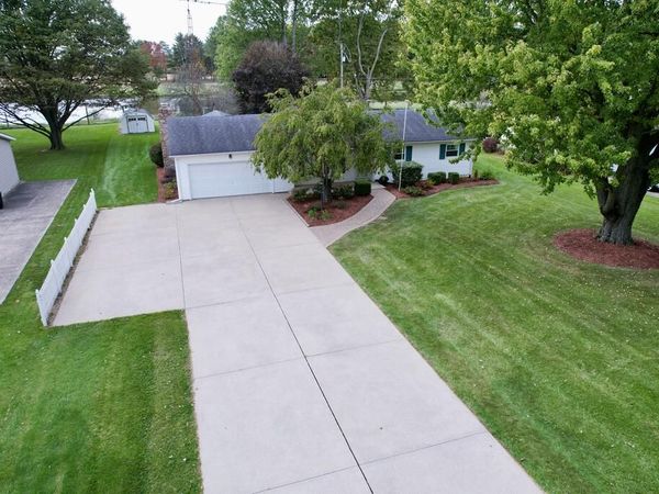 3076 Oak Dr, Bucyrus, OH 44820