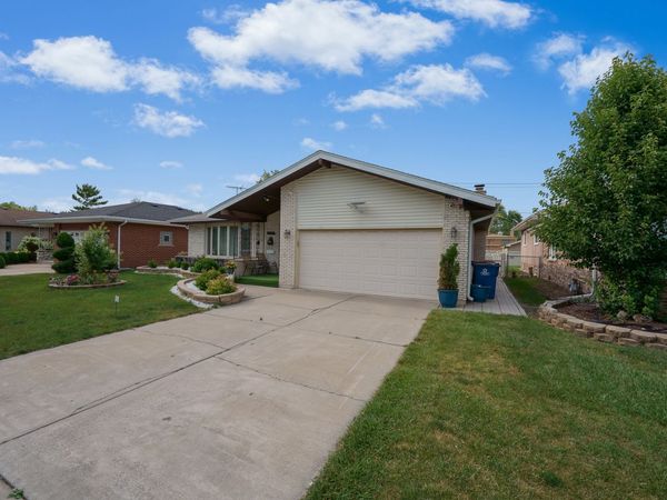 4832 W 107th Street , Oak Lawn, IL 60453