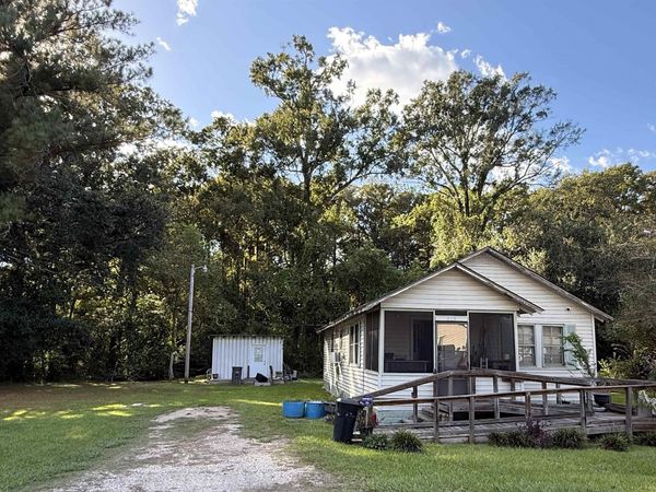 513 N Marchand Ave, Gonzales, LA 70737