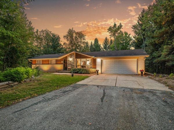 N30W22171 Green Rd, Pewaukee, WI 53186