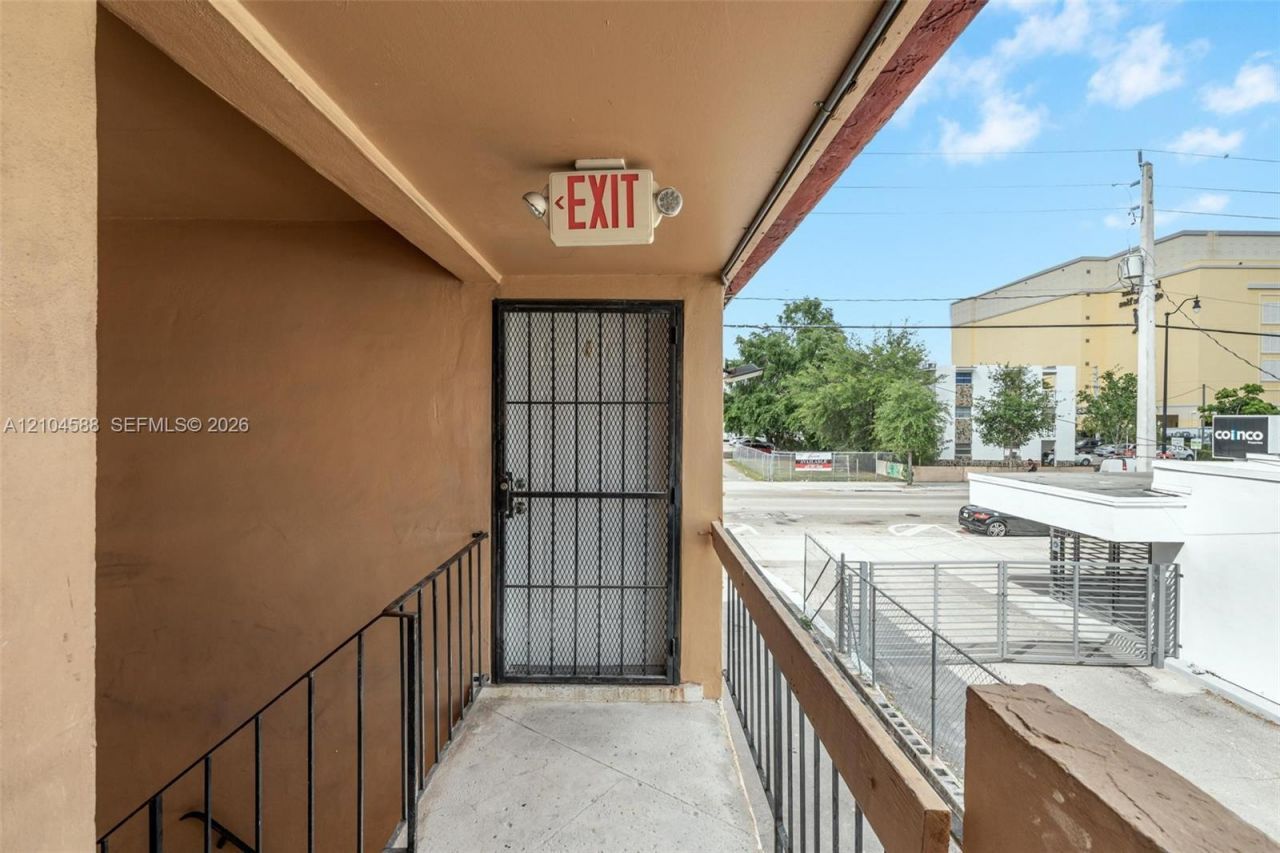 852 SW 1st St , Unit 4, Miami, FL 33130 Photo