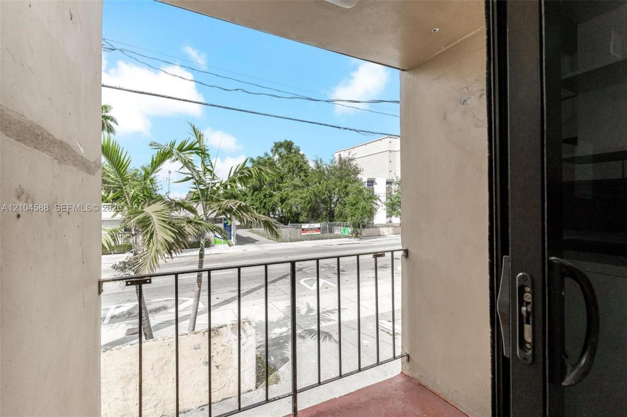 852 SW 1st St , Unit 4, Miami, FL 33130 Photo