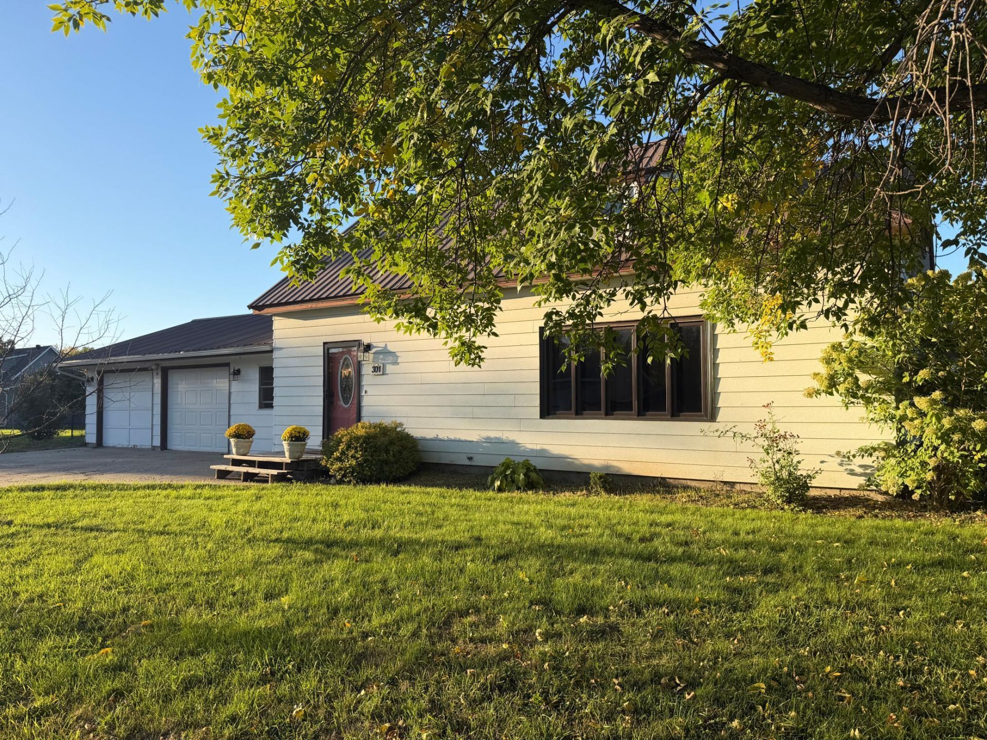 301 12TH Avenue E primary photo
