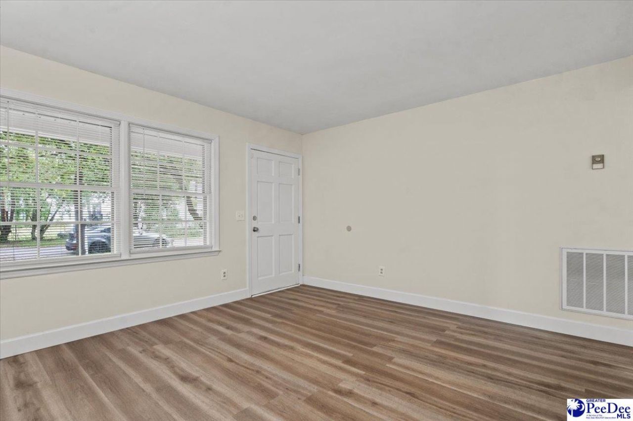 218 Davis St Photo 8