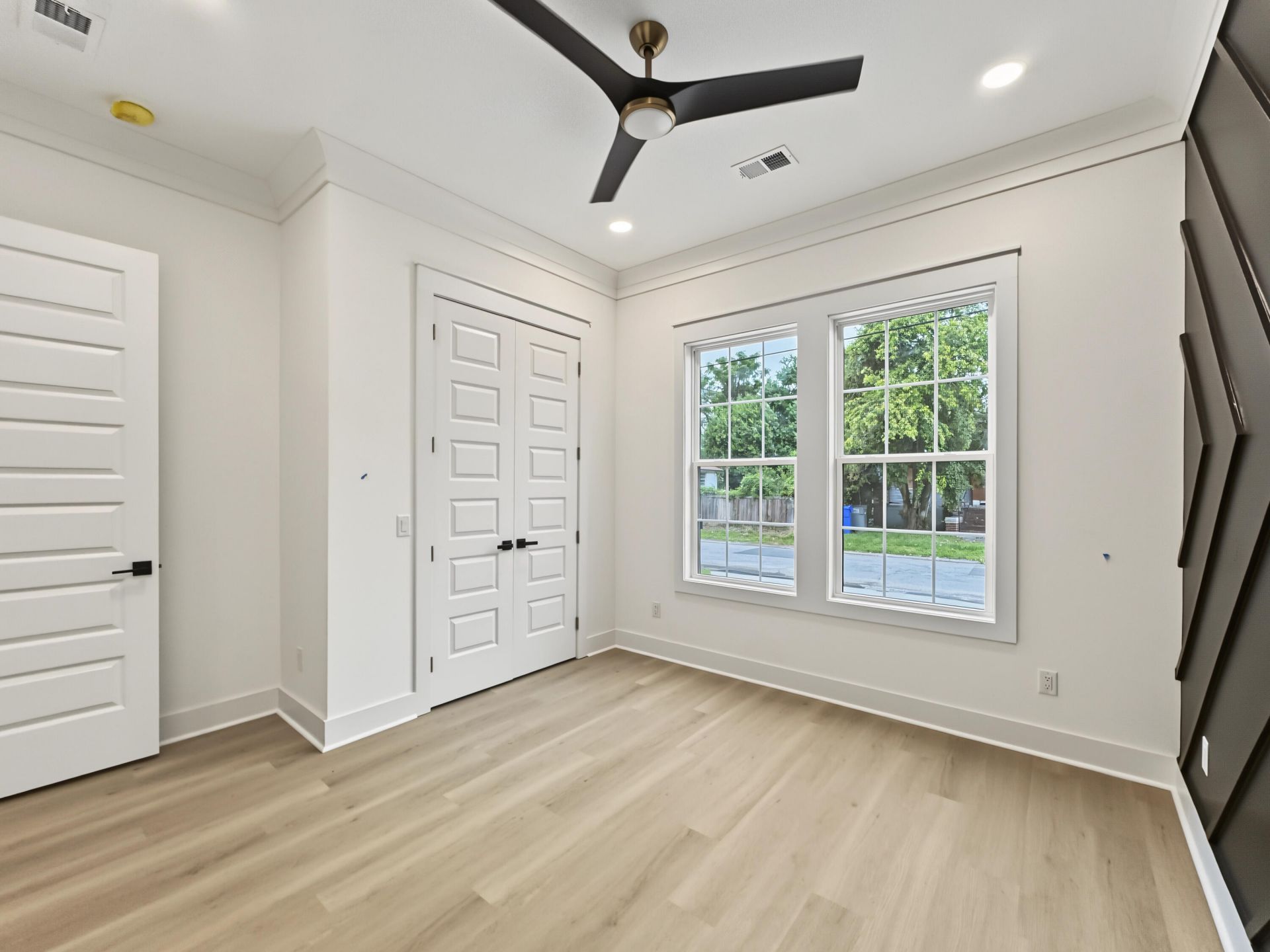 2047 Delaware Avenue Photo 10