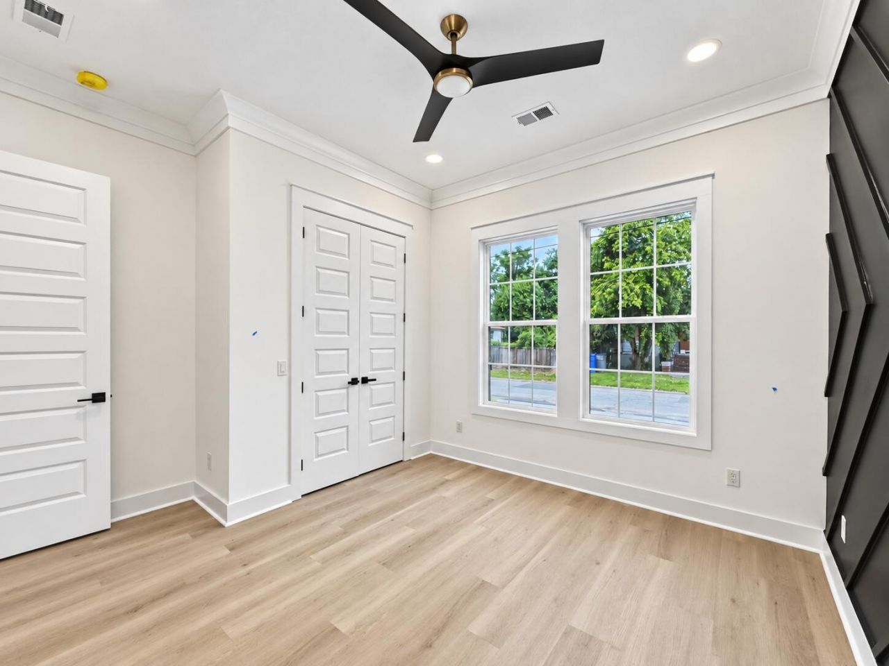 2047 Delaware Avenue Photo 17