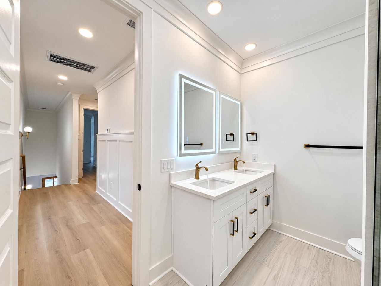 2047 Delaware Avenue Photo 18