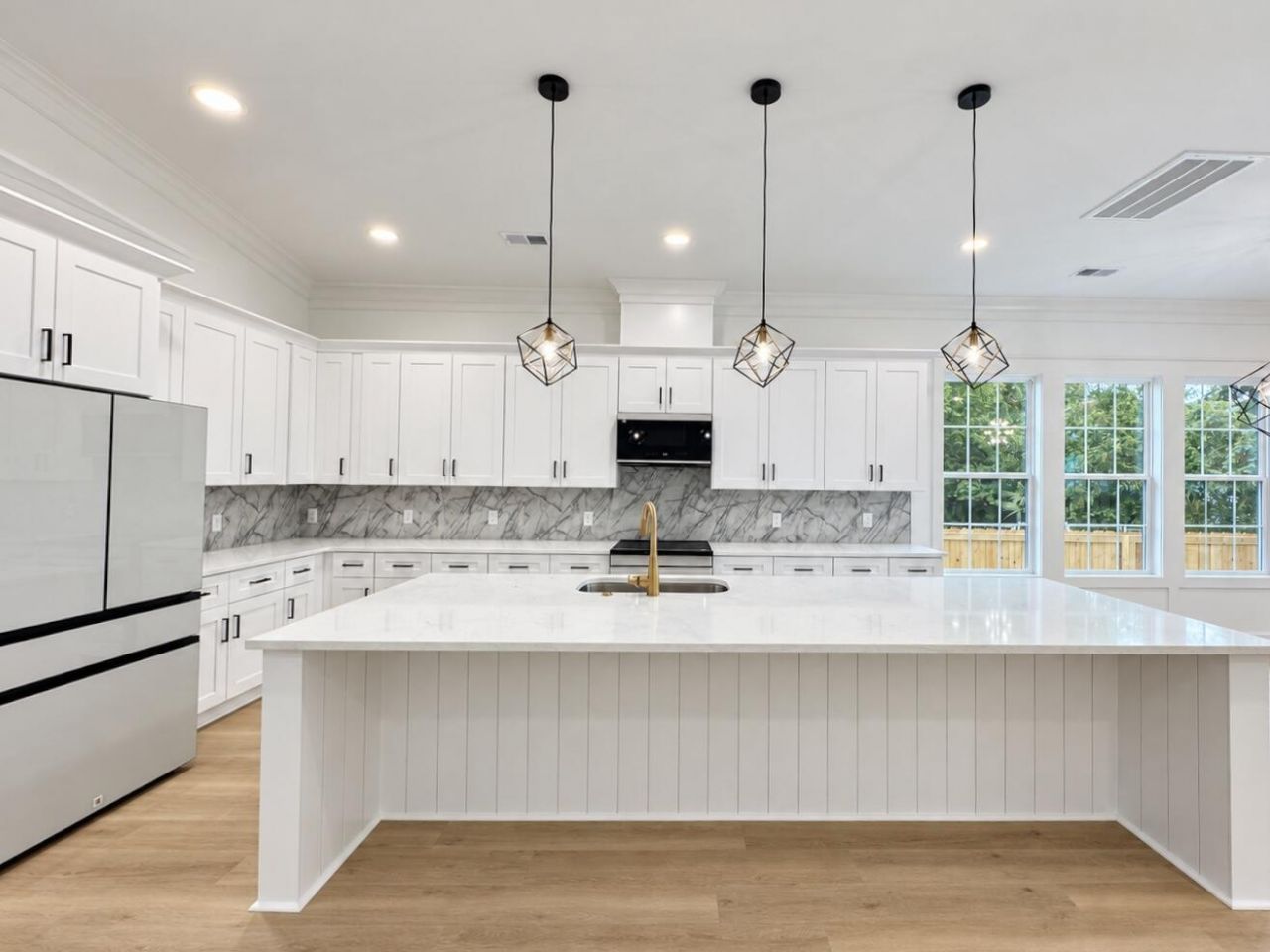 2047 Delaware Avenue Photo 4