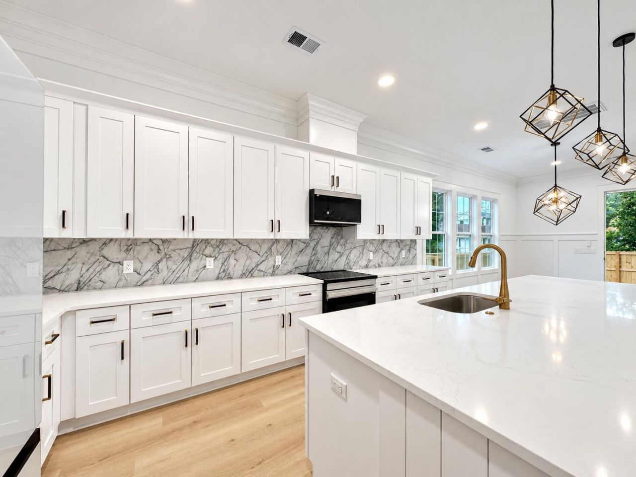 2047 Delaware Avenue Photo 6