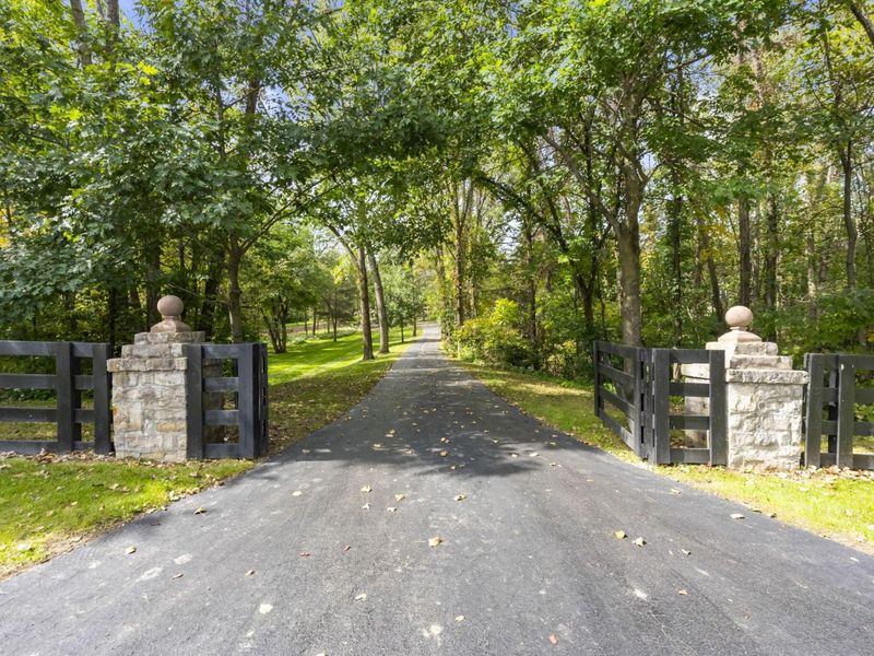 9776 Erin Woods Drive, Dublin, OH 43017 Photo 10