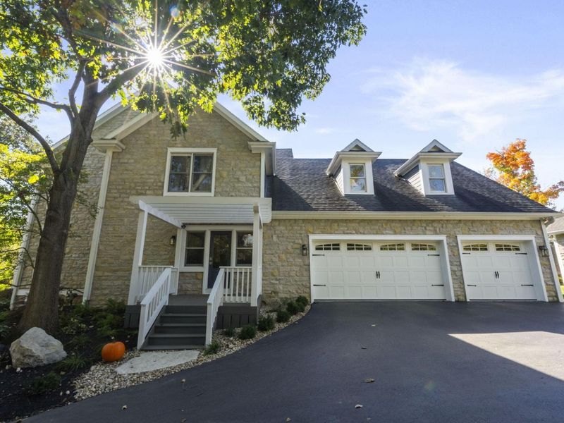 9776 Erin Woods Drive, Dublin, OH 43017 Photo 2