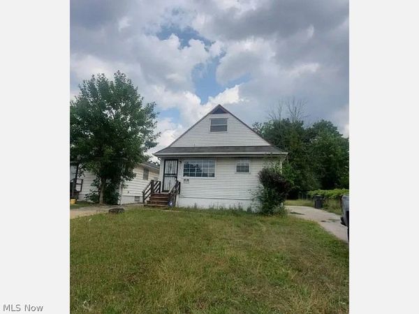 4595 Lee Road , Cleveland, OH 44128