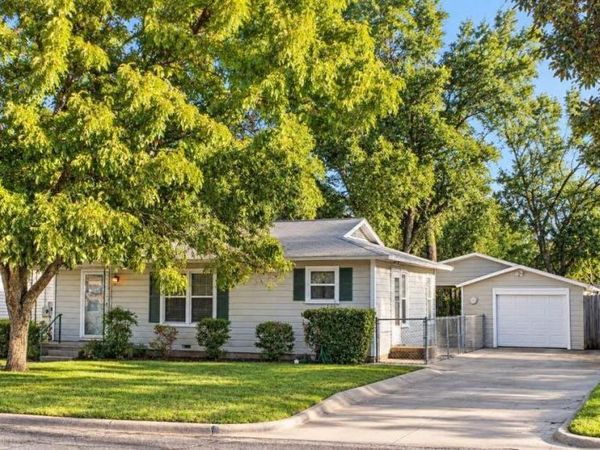 611 Rose Avenue, Cleburne, TX 76033