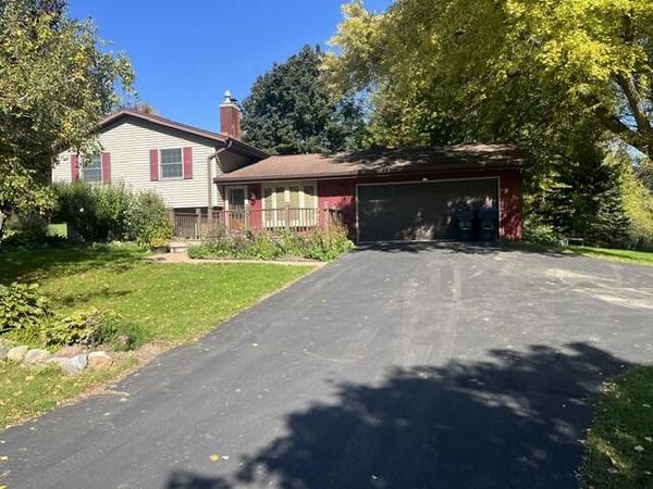 W264S3768 Lawrence Ln, Waukesha, WI 53189