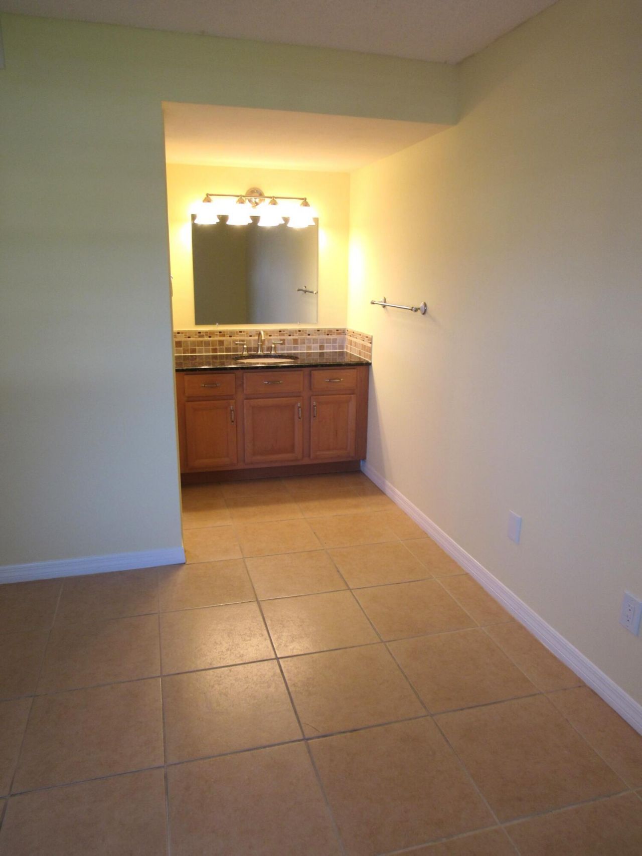 140 Lake Nancy Lane, Unit 216, West Palm Beach, FL 33411 Photo
