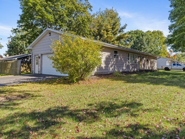 704 E Oak Street, Greenville, MI 48838