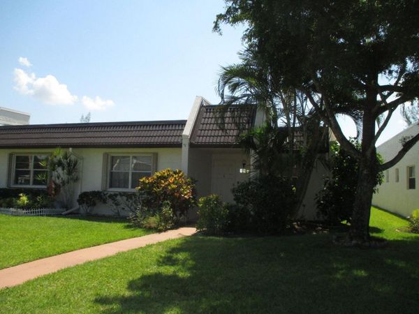 194 LAKE SUSAN Lane, West Palm Beach, FL 33411