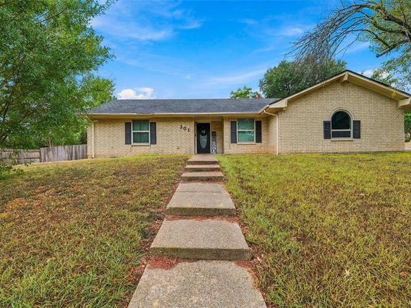 301 Brenda Drive, Hewitt, TX 76643