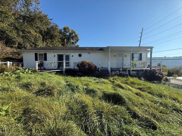 821 Woods Lane , Martins Ferry, OH 43935