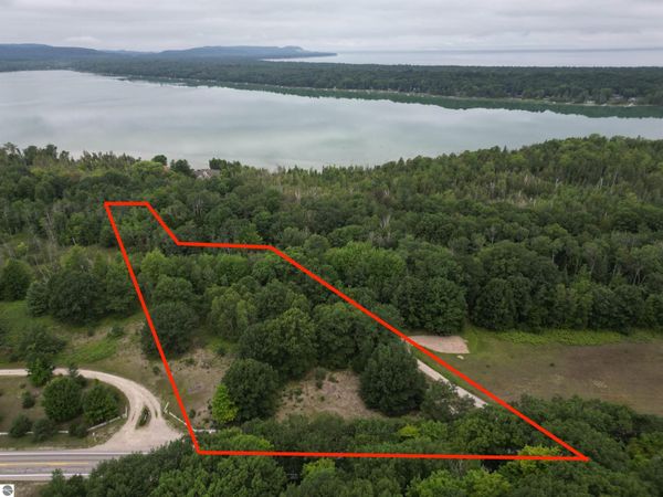 Sandy Lane E, Cedar, MI 49621