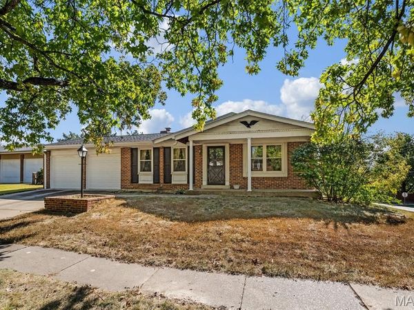 900 Queensbridge Road , Manchester, MO 63021